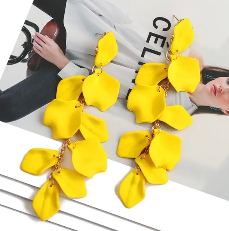 PETALS IN MOTION EARRINGS (YELLOW)